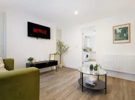 Bright 2BR Sleeps 4 Strong Wi-Fi by Stay With Us