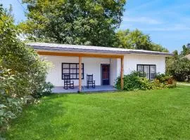 The Three Seasons - Centrally located house in Lake Leelanau