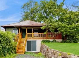 Dog-friendly farm cottage with patio walk to dining & Ecusta Trail ac