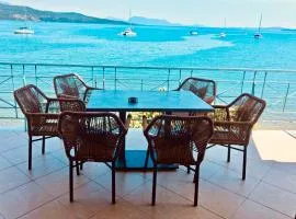 SALTY BREEZE Beachfront Apartment