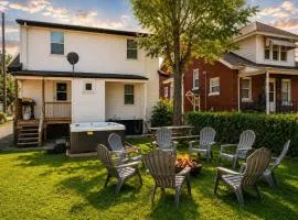 Spacious Retreat - Private Yard & Family Lounge