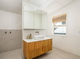 The Verandah - Designer Queenslander 200m to beach