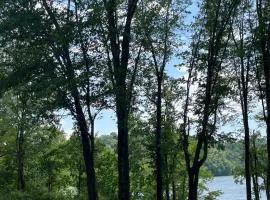 Waterfront Lake Views Villa with Hot tub in Hocking Hills