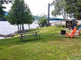 Lakefront cottage with full kitchen, firepit, gas grill, Wifi, a/c