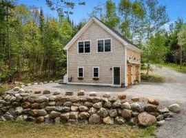 Riverbend Perch - River-view retreat for 2 with kitchen, patio, AC, Wi-Fi