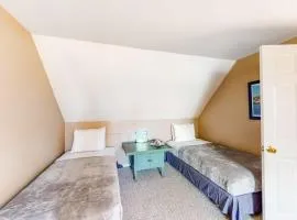 Dog-friendly, bayfront home w/rocky beach, full kitchen, washer/dryer & firepit