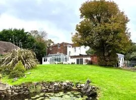 5-bed house with indoor pool, Jacuzzi &Downs views