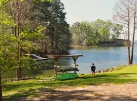 Lakefront 3BR with Bunkhouse and Kayaks, Rowboat Included