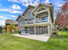 Stunning Mountain and Valley Views with Hot Tub Sleeps 16