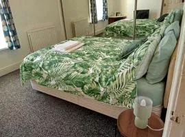 Family house with 4 double bedrooms and Game room - Sleeps 8