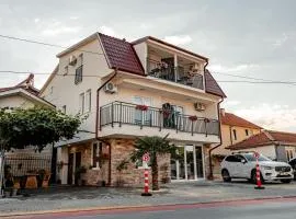 Staylux Villa Free Parking Balcony 10 minutes to Lake and Old Town
