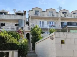 Apartments with parking space Bol, Brac - 27896