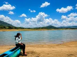 Elee Villa - Waterfront Retreat with Victoria Reservoir & Mountain Views