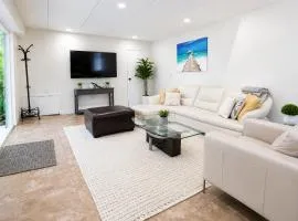 Spacious 3BR Guest Suite by the Creek In North Vancouver Sleeps 6, Free Parking