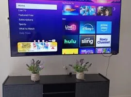 Modern 2 Bed 2 Bath Apartment Near Hospitals & Shopping