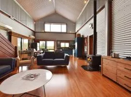 Kelman Cottage with pool and beautiful native wildlife