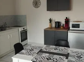 Logement complet avec chambre séparée et parking
