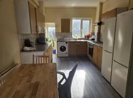 Family house in golders green near shops and underground