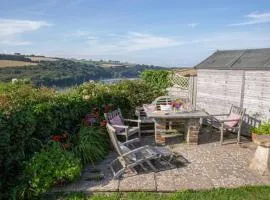 2 Steepfield, spacious apartment, Bantham S Devon