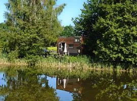 Tiny House am Naturteich mit Terrasse & Kamin - für bis zu 5 Personen - Für Kurzentschlossene