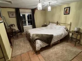 Cosy One Bedroom Cottage, full kitchen and living