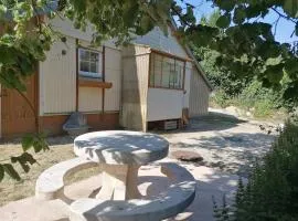 Wagon SNCF aménagé en bord du lac