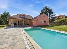 Vila v Lahošti