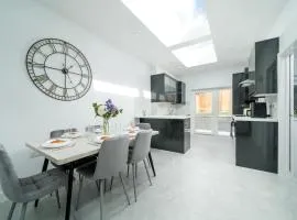 Spacious 6BR Home Sleeps 12 Free Parking - Garden