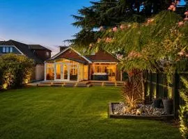 Coastal Escape with Hot Tub - Large Garden - Games Room - Pool Table - Two Bedroom Detached Home - Sleeps 6
