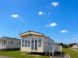 Private 2-bedroom Caravan near Camber Sands beach, 1 sofa bed, Private Parking, free Wi-Fi, NO SMOKING, NO PETS
