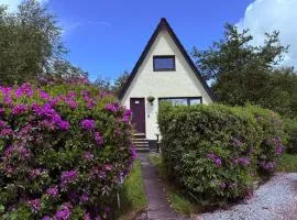 1 Bedroom Cabin with Mountain & Loch Views - Quiet Location between Glencoe & Ben Nevis