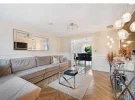 Modern 4BR Home - Free Parking - Sleeps 6 - Garden