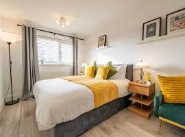 3 Bedroom Home - Free Parking - Sleeps 5 - Castle