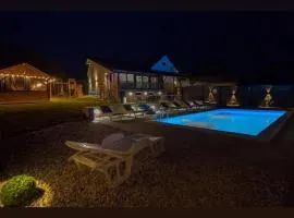 Natura Lux Holiday House with Pool and Jacuzzi