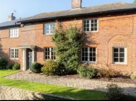 Riverside Cottage Sleeps 8 with Parking