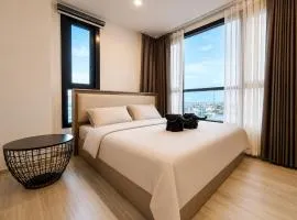 1 minute to the subway entrance Mrt Huai Khwang Most cozy room in this city central The condo has an infinity swimming pool and gym on the top floor