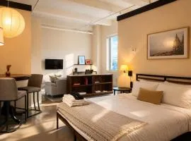 Westown Studio Apt Near Fiserv, Baird, and Theater District