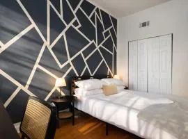 Flexhome Ukrainian Village 2BR - Private Balcony & Walkable Location