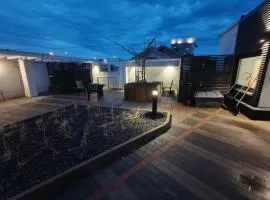 Origo Sky View, ylimmän kerroksen kattavasti varusteltu huoneisto aivan aseman vieressä, Oulun keskustan läheisyydessä