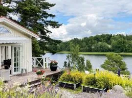 Lakeside Cabin with Panoramic Views