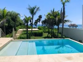 Chic Beachfront Condo Ocean View Rooftop Pools