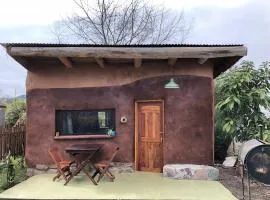 Casita de Barro junto al río en Yala