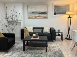 Modern Private 2-Bedroom Guest Suite l Free Parking l Self Check-in!