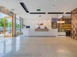 Borrman Hotel Chongqing Auto Expo Sanya Bay Light Rail Station