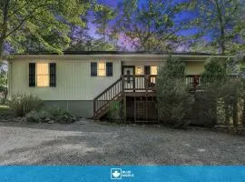 Cozy Retreat w Hot Tub Firepit & Grill near Bryce