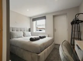 The Olive Tree - Cozy Deluxe 2-Bed