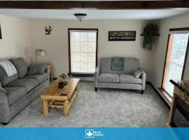 Cozy Cottage Sleeps 4 Walk to Downtown Springs