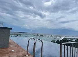 Luxury Cozy Room Pool & Gym 10mins from Airport