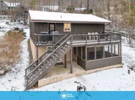 Mountain Retreat w 2 Living Spaces & Scenic Deck
