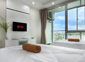 Modern Muji Studio Condo with Swimming Pool, Free Netflix WiFi near Lake Garden Zoo
